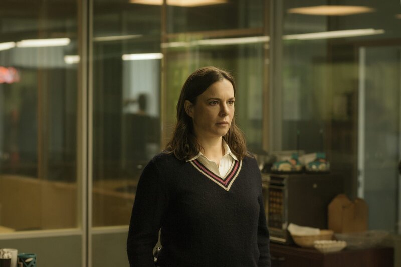 Pia Sander schenkt den Ausführungen des renommierten Profilers Dr. Harding keinen Glauben. – Bild: Hagen Keller /​ ZDF