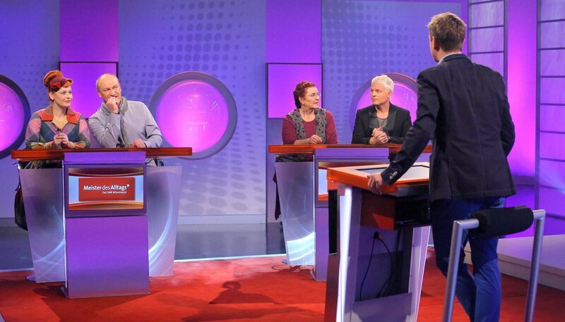 Wer weiß die richtige Antwort? v. li.: Enie van de Meiklokjes, Bodo Bach, Alice Hoffmann und Guido Cantz sind bereit für kniffelige Fragen aus dem prallen Leben von Moderator Florian Weber. – Bild: SWR/​Peter A. Schmidt