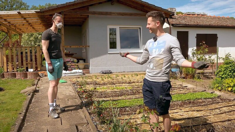 In der ersten Gartensaison von Daniel und Stefan ist in der Parzelle des Paares derweil einiges zu tun. Daniel nimmt sich die Dachbalken vor, während Stefan sich darauf vorbereitet, sein Gartenbewässerungssystem endlich einzuweihen. – Bild: RTLZWEI