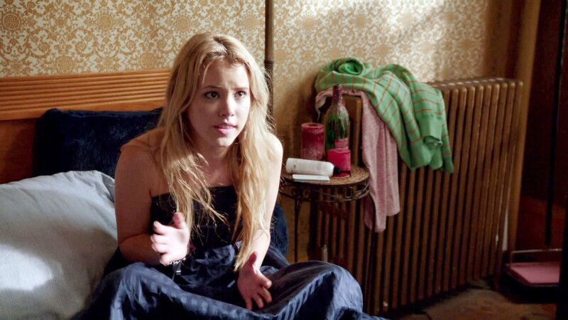 Taylor (Taylor Spreitler) ist schockiert: Denn während die Minderjährige mit einem Studenten im Bett landet, verschwindet ihre Schwester spurlos. – Bild: VOX