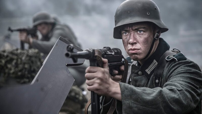 REENACTMENT – Deutsche (rechts: Charlie Hughes) feuern auf entgegenkommende Amerikaner. – Bild: Sean F. White /​ Holdout II Productions Inc.