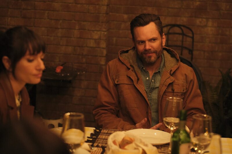 Victoria Sands (Grace Palmer) und Frank Shaw (Joel McHale) – Bild: Bettina Strauss /​ Bettina Strauss /​ Fox Entertainment /​ © 2022 Fox Entertainment Photo Credit: Bettina Strauss