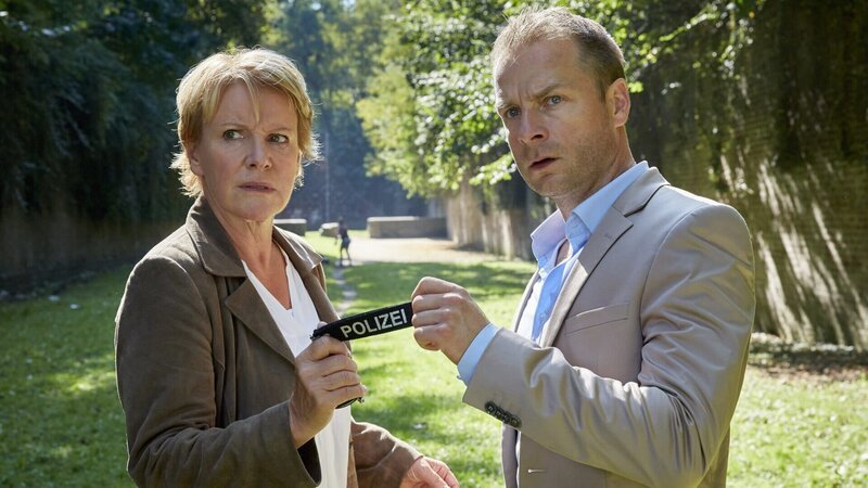 Marie Brand (Mariele Millowitsch) und Kollege Jürgen Simmel (Hinnerk Schönemann) nehmen den Tatort genau unter die Lupe. – Bild: ZDF und Guido Engels