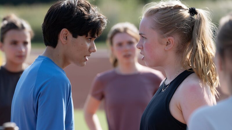Faried (Zahel Anwary, links) fühlt sich beim Lauftraining von Anne (Johanna Götting, 2. von rechts) unfair behandelt. Sie hatte ihn vor dem Start angesprochen. Die beiden geraten in Streit. – Bild: ZDF/ Christine Schroeder Faried (Zahel Anwary, links) fühlt sich beim Lauftraining von Anne (Johanna Götting, 2. von rechts) unfair behandelt. Sie hatte ihn vor dem Start angesprochen. Die beiden geraten in Streit. – Bild: ZDF/ Christine Schroeder