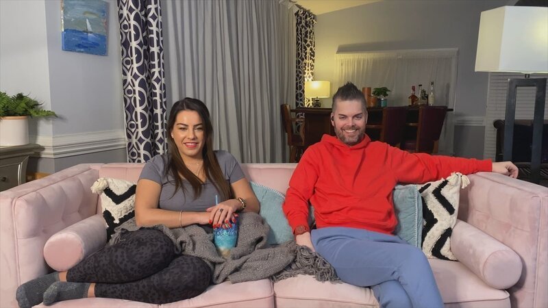 Veronica and Tim watch the latest episode with intrigue. – Bild: Discovery Communications, LLC