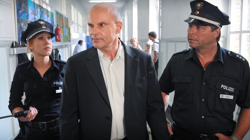 Direktor Wiesenrath (Alexander Radszun, M.) will nicht wahrhaben, dass an seiner Schule mit Aufputschmitteln gedealt wird. Aber er unterstützt die Ermittlungen von Jule (Wolke Hegenbarth, l.) und Henning (Uwe Fellensiek, r.) – Bild: ZDF und Boris Laewen