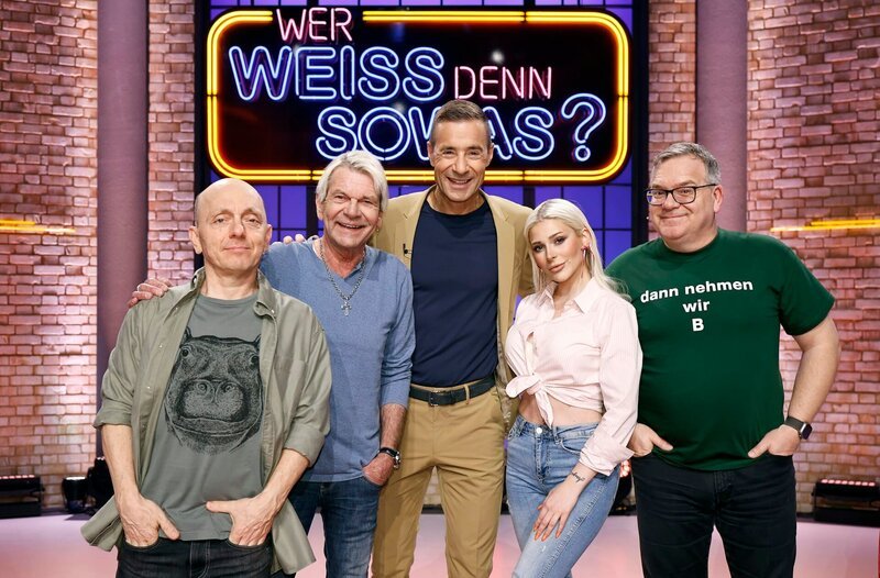 Moderator Kai Pflaume und seine Rateteam-Kapitäne Bernhard Hoëcker und Elton begrüßen in dieser Sendung den Sänger Matthias Reim (2.v.l.) und seine Tochter, die Sängerin Marie Reim (2.v.r.). – Bild: ARD/​Morris Mac Matzen