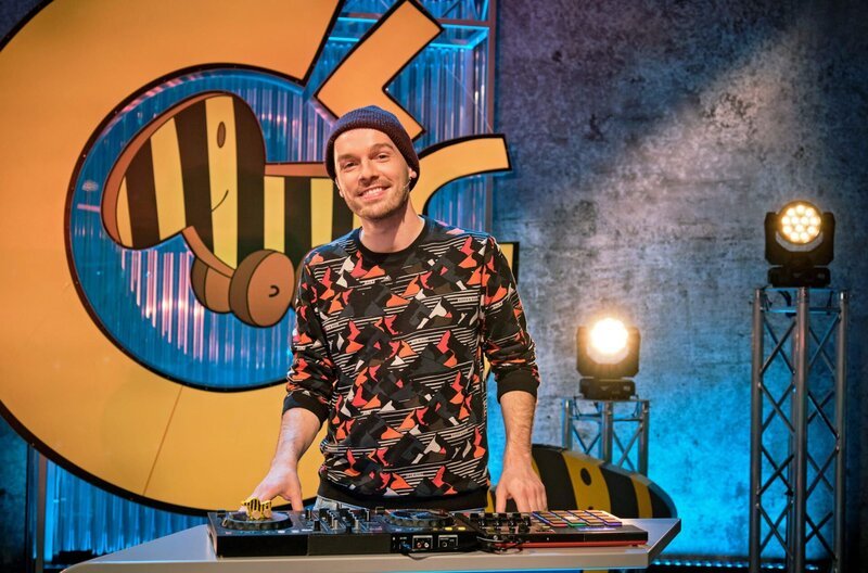 Mit Musik geht alles besser. Gut, dass es Club-DJ Max Dehling gibt! Er sorgt für den passenden Sound zu jeder Disziplin im Spiel um den goldenen Tigerenten-Pokal. – Bild: SWR/​Benoît Linder