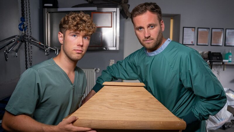 Leon Windscheid (r.) mit Bestatter Luis Bauer (l.) – Bild: ZDF und Marius Fuchtmann