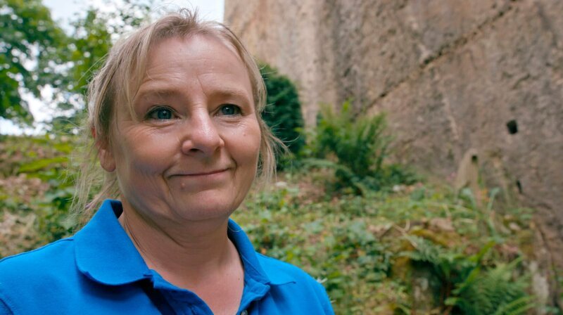Simone Hohlfeld, Klostergärtnerin und Fremdenführerin, im Klostergarten – Bild: MDR/​SaxoE