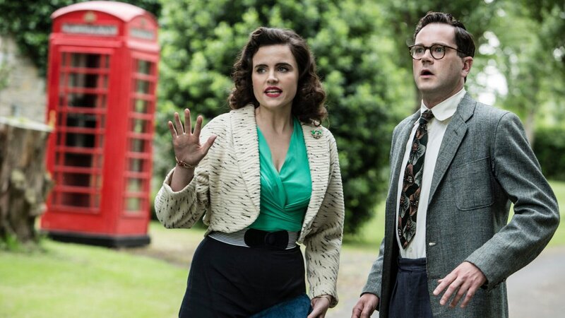 Bunty (Emer Kenny) und Jeremy Meyhew-Bowman (Simon Bubb) müssen mit Entsetzen beobachten, wie aus dem Haus von Mrs. Rudge starker Rauch kommt. Sie befürchten, dass sich noch Menschen und ein Wurf kleiner Kätzchen in dem Haus befinden. – Bild: ZDF und Gary Moyes