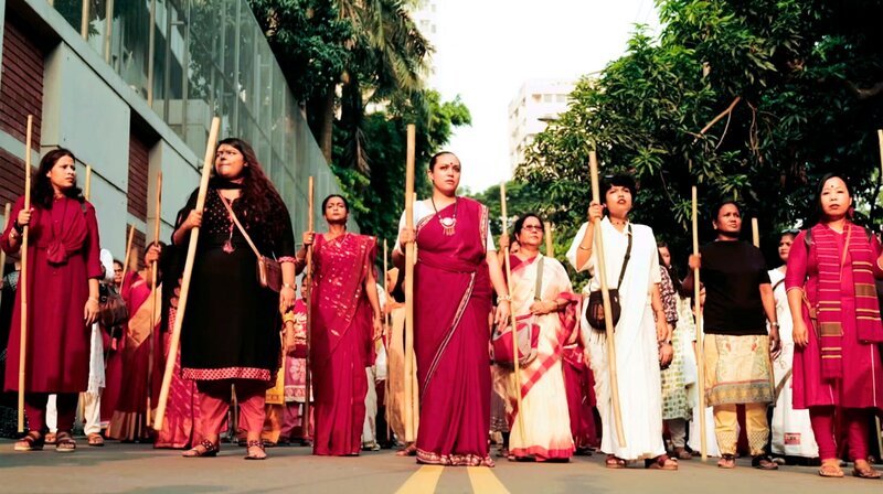 Die Gruppe „Himmati Mai“ („Mutter Courage“) um die Künstlerin Reetu Sattar setzt sich in ihrer Performance für Frauen- und Minderheitenrechte in Bangladesch ein. – Bild: HR, honorarfrei – Verwendung gemäß der AGB im engen inhaltlichen, redaktionellen Zusammenhang mit genannter HR-Sendung bei Nennung „Bild: HR“ (S2). HR/​Pressestelle, Tel: 069/​155⁠–⁠4954