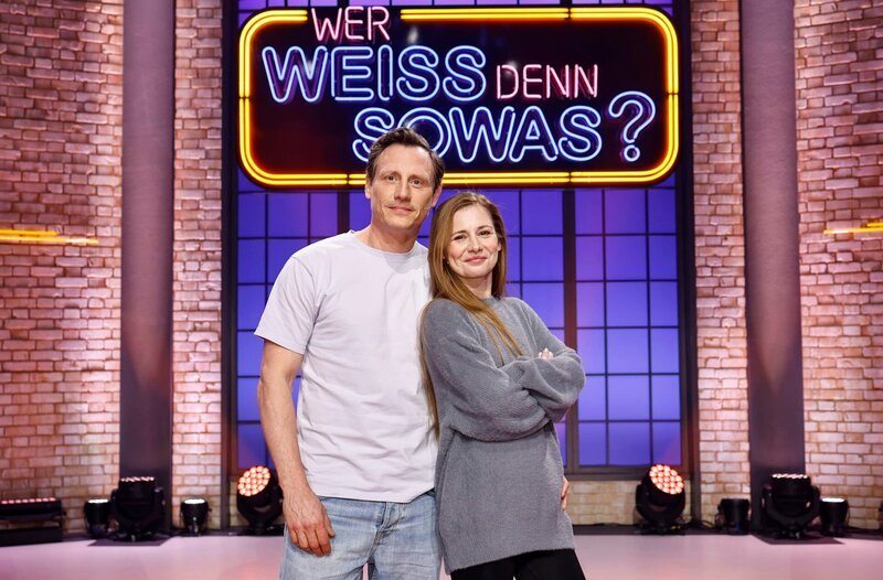 Moderator Kai Pflaume und seine Rateteam-Kapitäne Bernhard Hoëcker und Elton begrüßen in dieser Sendung den Schauspieler Patrick Kalupa und die Schauspielerin Josefine Preuß. – Bild: ARD/​Morris Mac Matzen