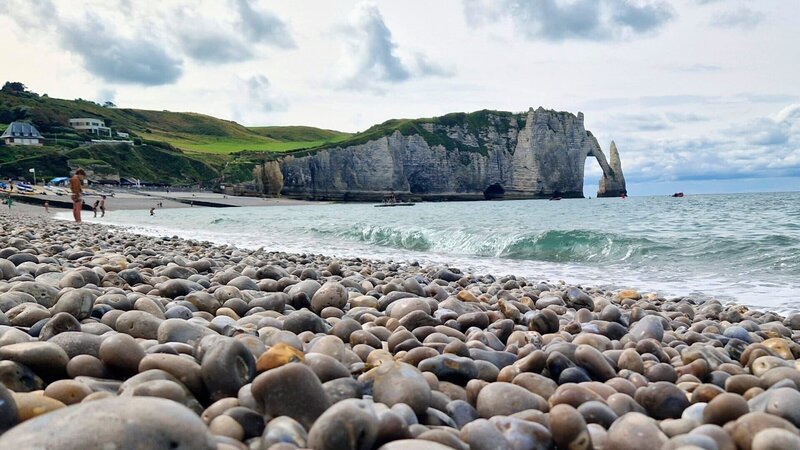 Die Alabasterküste bei Étretat, ein Seebad in der Normandie. – Bild: ZDF und HR/Christine Seemann Die Alabasterküste bei Étretat, ein Seebad in der Normandie. – Bild: ZDF und HR/Christine Seemann