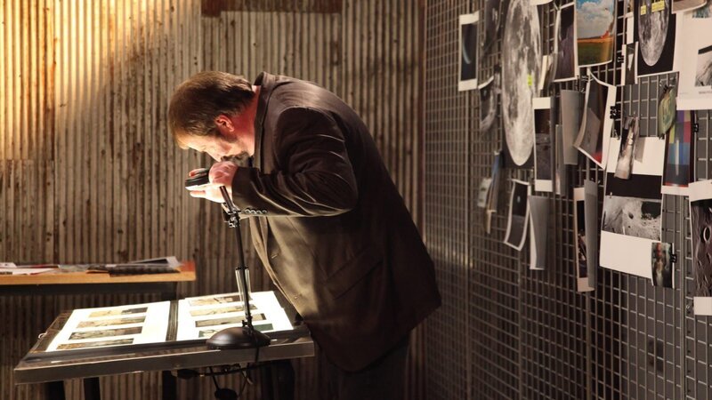 Mike Bara looks at photographs in the war room in D.C. – Bild: Science Channel /​ Photobank; Discovery Communications, LLC