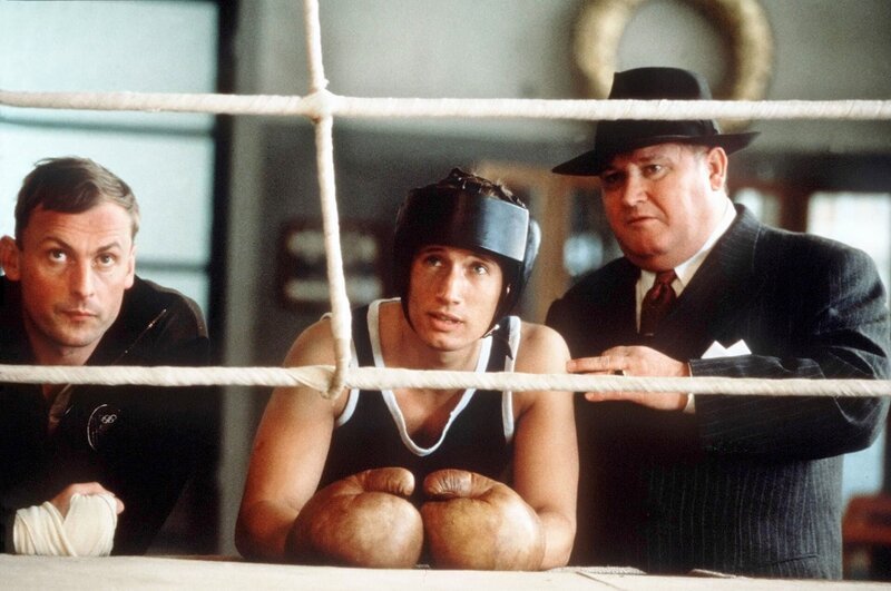 Interessiert schauen Klaus (Heinrich Schmieder, li.), Bubi (Benno Führmann, Mitte) und der Manager Fritz Gretzschel (Horst Krause, re.) beim Training zu. – Bild: NDR/​WDR/​Michael Böhme