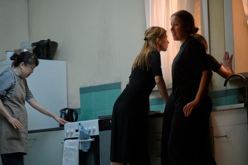 Das Ensemble von „Bernarda Albas Haus“ am Deutschen Schauspielhaus Hamburg: (v. li. na. re.) Sachiko Hara, Mayla Häuser, Josefine Israel – Bild: ZDF und Thomas Aurin Das Ensemble von „Bernarda Albas Haus“ am Deutschen Schauspielhaus Hamburg: (v. li. na. re.) Sachiko Hara, Mayla Häuser, Josefine Israel – Bild: ZDF und Thomas Aurin