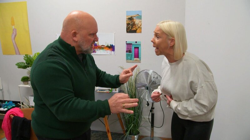 Peggy ist außer sich vor Wut: Nach dem gestrigen Streit schlägt Joe ihr eine Auszeit vor – doch Peggy vermutet eine Intrige von Indira. Als sie in deren Zimmer nach Beweisen sucht, wird sie prompt von Joe ertappt. Wie reagiert er darauf?; Peggy ist außer sich vor Wut: Nach dem gestrigen Streit schlägt Joe ihr eine Auszeit vor – doch Peggy vermutet eine Intrige von Indira. Als sie in deren Zimmer nach Beweisen sucht, wird sie prompt von Joe ertappt. Wie reagiert er darauf? – Bild: RTLZWEI