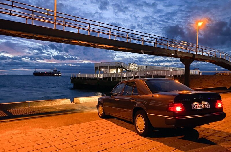 In Cuxhaven wird das Auto des Milliardenbetrügers gefunden: Hat er sich etwa in der Nordsee das Leben genommen, wie es sein Abschiedsbrief nahelegt? – Bild: Philip Montasser/​Tangram International