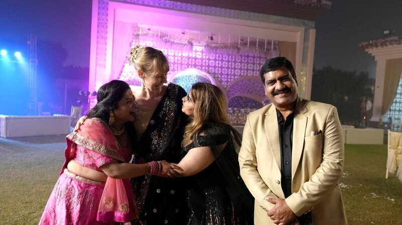 Nina Heins besucht eine indische Hochzeit. – Bild: HR/​Jens Benner