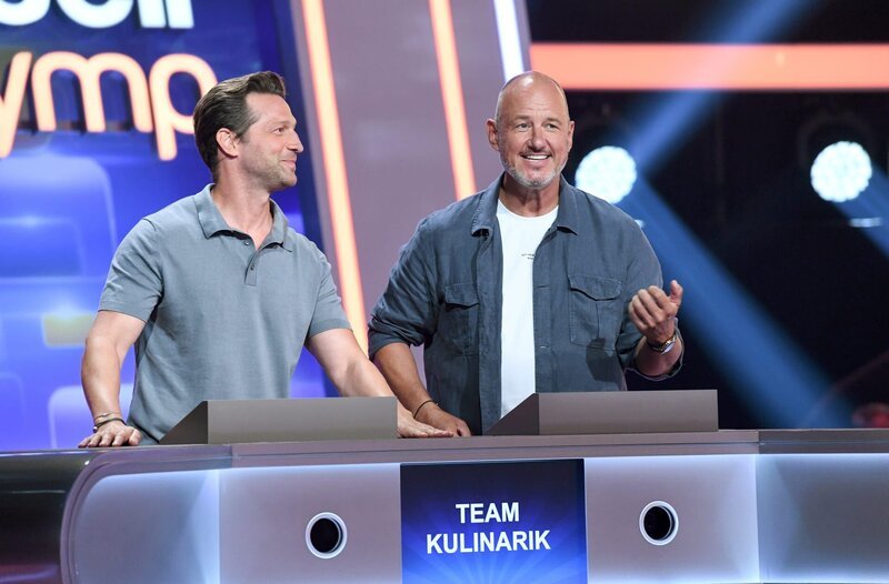 Die Kandidaten des Teams „Kulinarik“: Alexander Kumptner (l.) und Frank Rosin (2.v.l.), beide Köche. – Bild: ARD/​Uwe Ernst