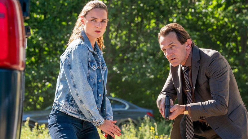 Lucy Elbe (Josephin Busch) und Oliver Radek (Hans-Werner Meyer) müssen eine gefährliche Situation entschärfen. – Bild: ZDF und Oliver Feist