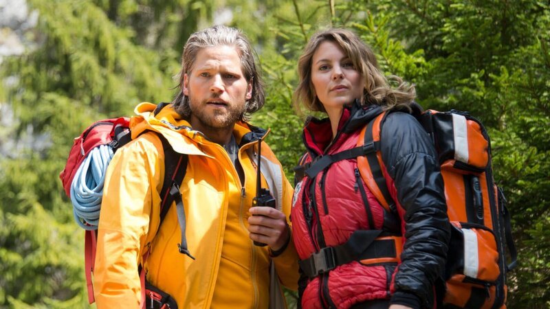 Per Funk stimmen sich Markus (Sebastian Ströbel) und Katharina (Luise Bähr) mit ihrem Team ab. Wo kann Prof. Scharnitz sein? – Bild: ZDF und Thomas R. Schumann