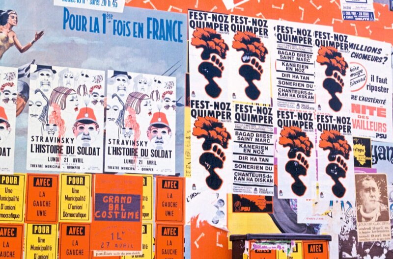 Revolte im Finistère: Plakate mit starken politischen Parolen zieren die Straßen – auch der Plakatkünstler Alain le Quernec bebildert diese revolutionäre Zeit. – Bild: Elephant Doc