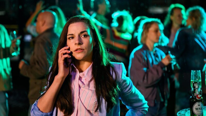 Sofia (Kiara Brunken) versucht Lukas zu erreichen, mit dem sie sich gestritten hat. – Bild: ZDF und Willi Weber