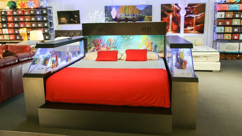 The professional craftsmen convert a bed into an aquarium in this episode. – Bild: Discovery Communications