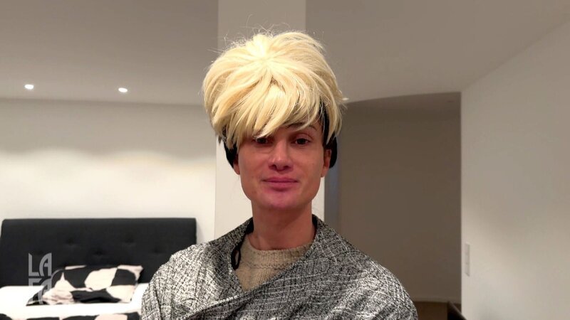 S03E144: Die schwäbische Karin aka Candy nimmt sich heute mal Tims Zimmer unter die Lupe und was sie da findet passt auf einen kleinen? Finger. Mit einer lustigen Challenge und Comedy geht es dann auch am Abend weiter. – Bild: RTLZWEI