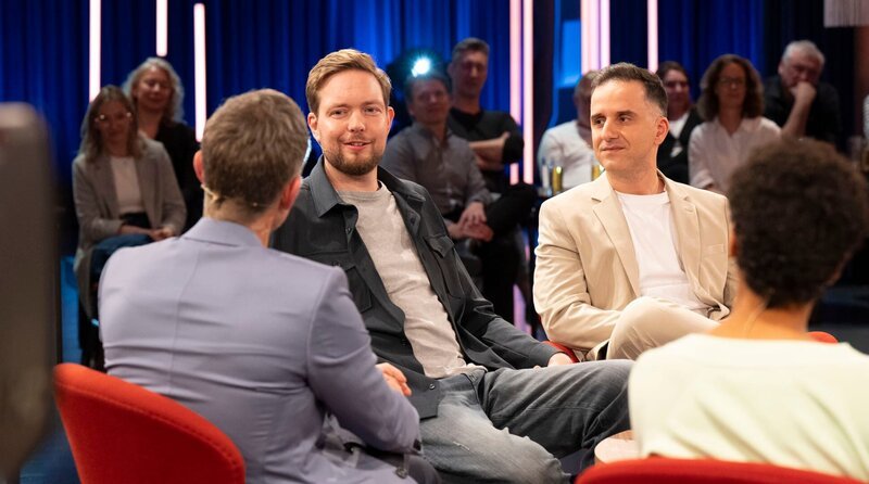 Micky Beisenherz (l) mit den Gästen Bastian Bielendorfer (M) und Öczan Cosar (Podcast „Bratwurst & Baklava“). – Bild: WDR/​Melanie Grande
