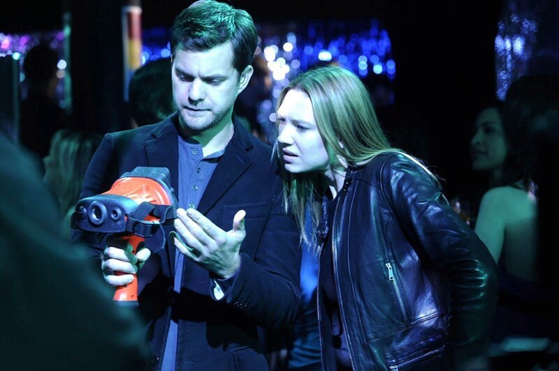 Peter (Joshua Jackson, l.) und Olivia (Anna Torv, r.) wollen Valerie mit Hilfe der Wärmebildkamera ausfindig machen – und tatsächlich, sie erwischen sie ganz knapp, bevor sie mit einem neuen Opfer fliehen kann … – Bild: PLURIMEDIA (Warner Bros)