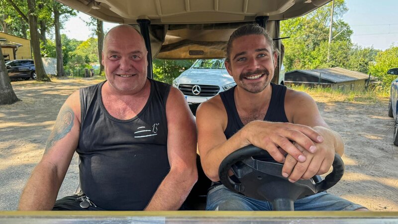 Bagger-Mike and Paul in the golf car – Bild: Warner Bros. Discovery