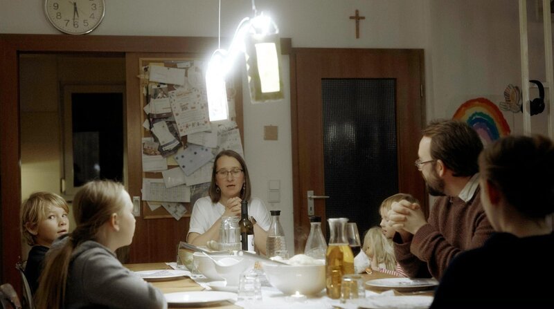 Bei der katholischen Familie Vahlert ist der Sonntag Familientag – klassisch mit Kirche, Sonntagsbraten und Filmeabend. – Bild: ZDF und rbb/nie und immer studios Bei der katholischen Familie Vahlert ist der Sonntag Familientag – klassisch mit Kirche, Sonntagsbraten und Filmeabend. – Bild: ZDF und rbb/nie und immer studios