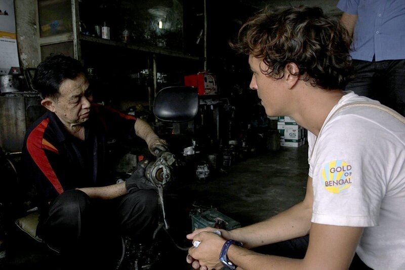 Corentin de Chatelperron (re.) lässt den Motor der „Nomade des Mers“ in einer lokalen Werkstatt in Medan testen. Die gute Nachricht: Lediglich die Batterien waren schwach. – Bild: FL Concepts & Co.