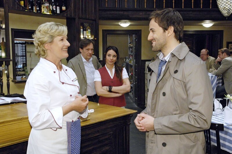 Susanne (Heike Jonca, l.), Armin (Rainer Will, 2.v.l.) und Paloma (Maja Maneiro, 2.v.r.) bleibt nichts anderes übrig, als Sommelier Georg (Peter Günther, r.) um Hilfe zu bitten. – Bild: SAT.1 /​ Claudius Pflug