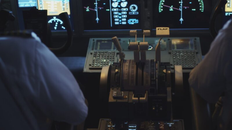 REENACTMENT – A view of the pedestal of the Boeing Max 8. – Bild: Cineflix 2020/​James Griffith