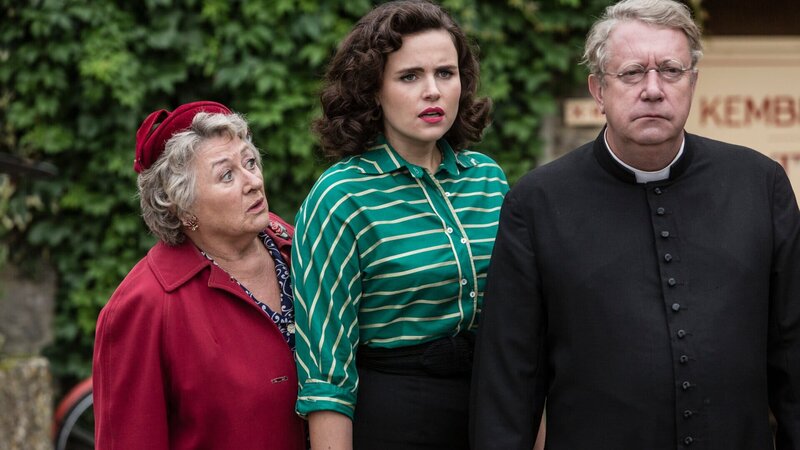 Mrs. McCarthy (Sorcha Cusack, l.), Bunty (Emer Kenny, M.) und Father Brown (Mark Williams, r.) stehen vor einem Rätsel – gibt es wirklich Außerirdische in Kembleford? – Bild: ZDF und Gary Moyes