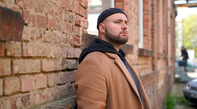 Ocean Hale (23) engagiert sich in Waldheim (Sachsen) gegen rechts – auch wenn er deshalb Morddrohungen erhält. – Bild: MDR/​WDR/​SENDEFÄHIG GmbH