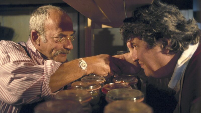 Peter (Peter Lustig, l.) hat die Wette gewonnen. Er hat den Nachbarn (Helmut Krauss, r.) überzeugt. – Bild: ZDF und Gerd Dost