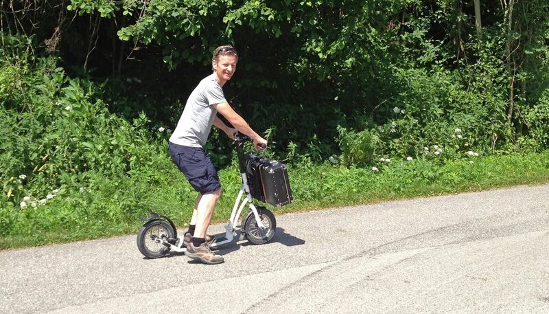 Michael Kessler geht in diesem Sommer auf seine achte Expedition für den Rundfunk Berlin Brandenburg (rbb)! Er folgt er dem Lauf der Donau stromaufwärts von der österreichischen Hauptstadt Wien durch die bayerischen Donautäler und den Schwarzwald bis zur Quelle in Donaueschingen. 14 Tage ist er mit wechselnden Transportmitteln unterwegs, auf dem Radwanderweg oder eben auf dem Wasser. Er reist mit Booten und Schiffen, mit einem Tretroller und einem Seniorenmobil – was immer die Expedition von ihm verlangt, Michael Kessler ist sich für nix zu schade. – Bild: rbb/​Peter Scholl
