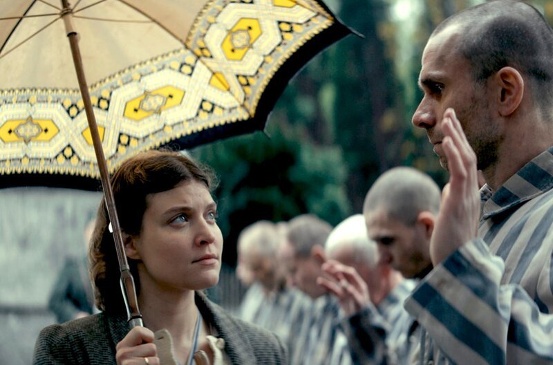 In der zweiten Folge der dokumentarischen Drama-Serie sucht Hedwig Höß (Lara Mandoki) einen Gärtner die Außenanlage ihrer Villa, die an die neue Wirkungsstätte ihres Mannes angrenzt. Dieser leitet das KZ Auschwitz. – Bild: SWR/​LOOKSfilm/​Mateusz Wichłacz