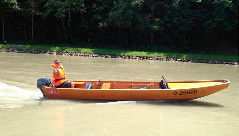 rbb Fernsehen KESSLERS EXPEDITION, „Mit dem Roller an der Donau, Teil 4“, am Freitag um 21:00 Uhr. Michael Kessler geht in diesem Sommer auf seine achte Expedition für den Rundfunk Berlin Brandenburg (rbb)! Er folgt er dem Lauf der Donau stromaufwärts von der österreichischen Hauptstadt Wien durch die bayerischen Donautäler und den Schwarzwald bis zur Quelle in Donaueschingen. 14 Tage ist er mit wechselnden Transportmitteln unterwegs, auf dem Radwanderweg oder eben auf dem Wasser. Er reist mit Booten und Schiffen, mit einem Tretroller und einem Seniorenmobil – was immer die Expedition von ihm verlangt, Michael Kessler ist sich für nix zu schade. – Bild: rbb/​Peter Scholl