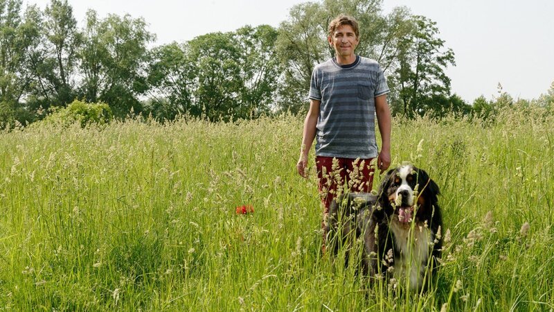 Fritz (Guido Hammesfahr) und Keks erkunden die Auerbach-Wiesen. Irgendjemand möchte scheinbar die Idylle stören. – Bild: ZDF und Antje Dittmann