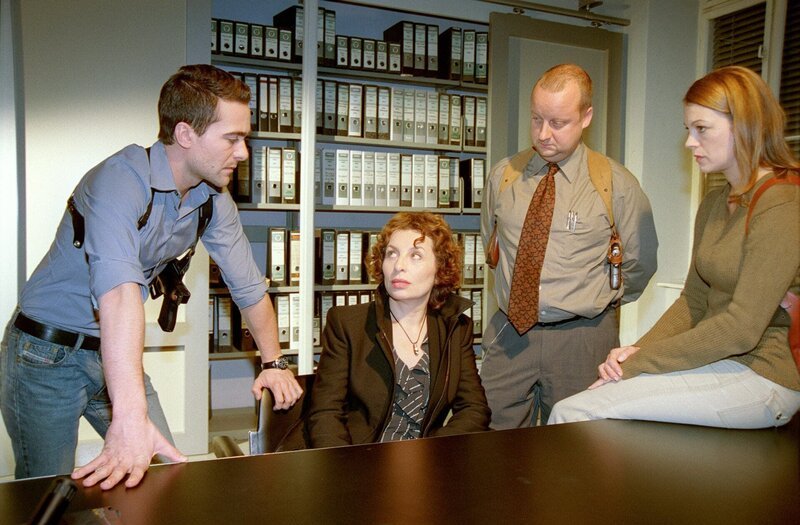 „Kommissar Rex“, „E-mail von der Mörderin.“ Marc, Rex und das Team werden von einem Augenzeugen alarmiert, der nachts im Stadtzentrum beobachtet haben will, wie eine junge Frau eine andere umgebracht hat. Am vermeintlichen Tatort finden sich kaum Spuren, nur Rex kann feststellen, dass die junge Frau zuletzt in einer Discothek war. Kurz darauf wird das Tatfahrzeug gefunden, das von der Täterin gestohlen und merkwürdigerweise wieder zurückgebracht worden ist. Als anhand der Spuren auf dem Fahrzeug eine Suchaktion gestartet wird, bekommen die Ermittler ein e-mail, in dem sie von der Täterin provoziert werden, aber auch die Stelle, an der die Leiche zu finden ist, bekannt gegeben wird. – Bild: ORF 2