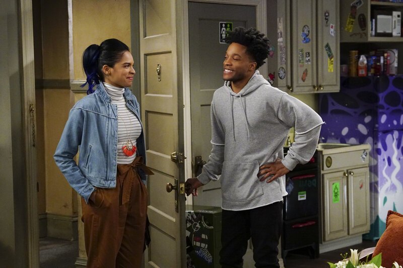 Tavi (Shamikah Martinez, l.); Franco Wicks (Jermaine Fowler, r.) – Bild: CBS Broadcasting, Inc.