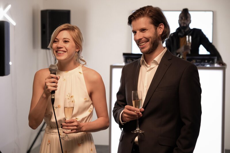 Amber Vickers (Victoria Diamond, l.); Luke Jones (Matthew Raudsepp, r.) – Bild: Incendo 2018⁠–⁠02 Production Inc. All rights reserved.