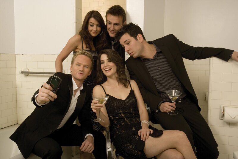 (3. Staffel) – Rückblick in die wilden Jahre von Ted (Josh Radnor, vorne r.), Marshall (Jason Segel, hinten r.), Barney (Neil Patrick Harris, vorne l.), Lily (Alyson Hannigan, hinten l.) und Robin (Cobie Smulders, vorne M.) … – Bild: © 20th Century Fox International Television