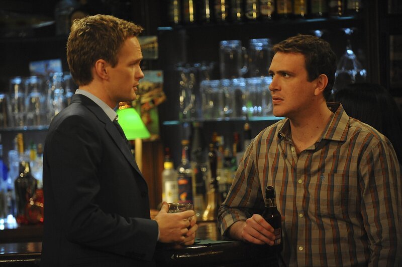 Während Ted feststellen muss, dass er von Marshall (Jason Segel, r.) und Barney (Neil Patrick Harris, l.) seit längerer Zeit belogen wurde, versucht Lily ein Geheimnis von Robin zu lüften … – Bild: © 20th Century Fox International Television